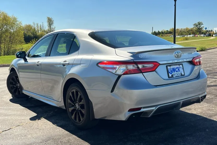 2020 Toyota Camry SE photo 1