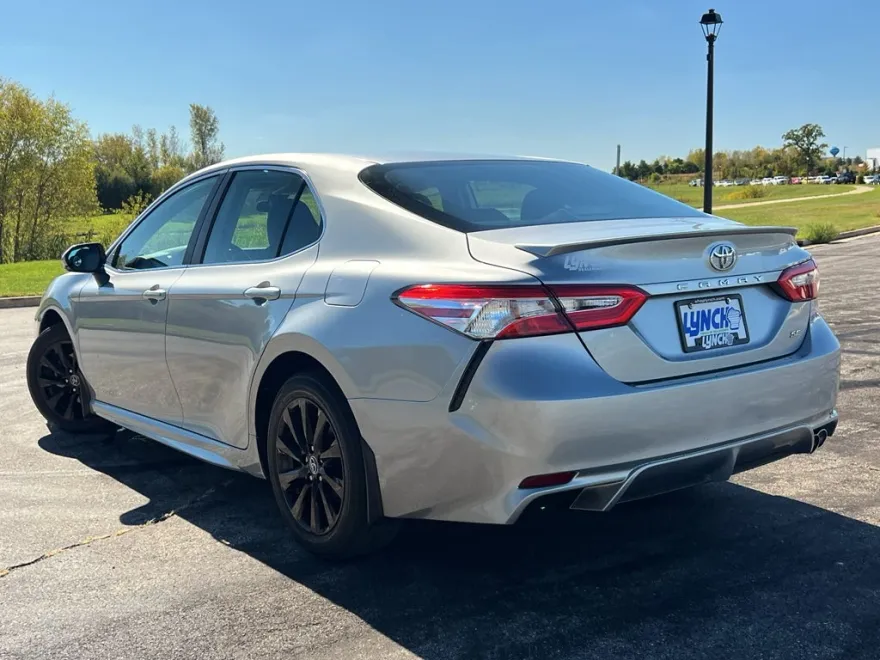 2020 Toyota Camry SE photo 1
