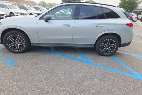 2024 Mercedes Benz GLC 300 photo 3