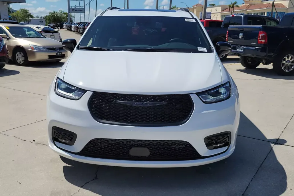 2025 Chrysler Pacifica photo 1