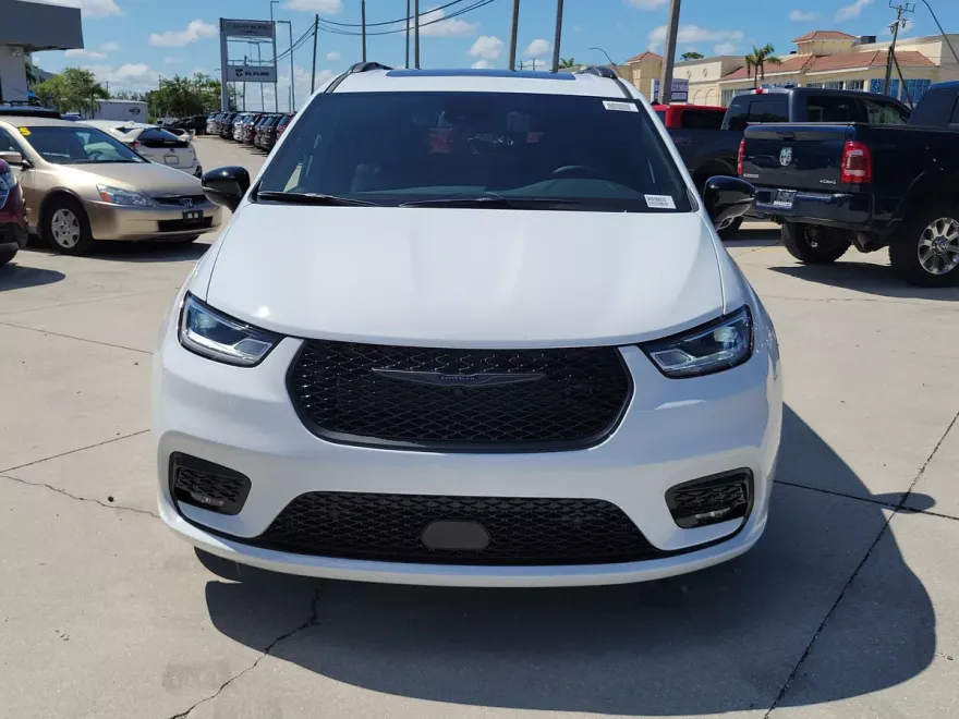 2025 Chrysler Pacifica photo 1