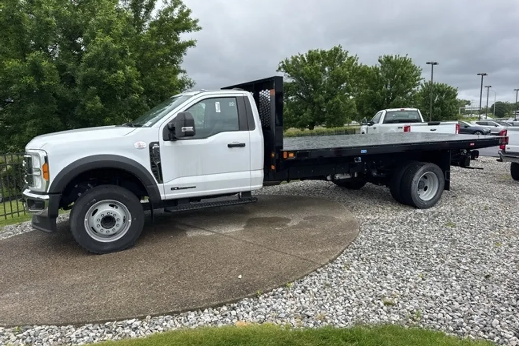 2023 Ford F-600 photo 1