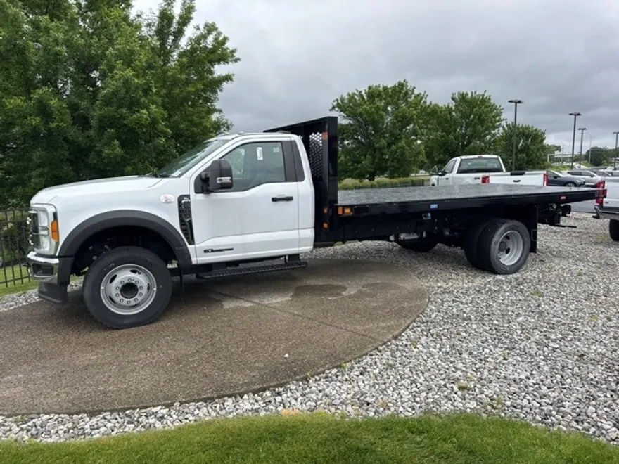 2023 Ford F-600 photo 1