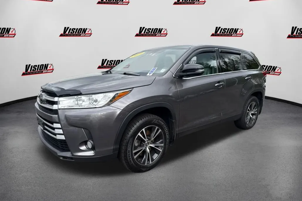 2019 Toyota Highlander LE Plus photo 1