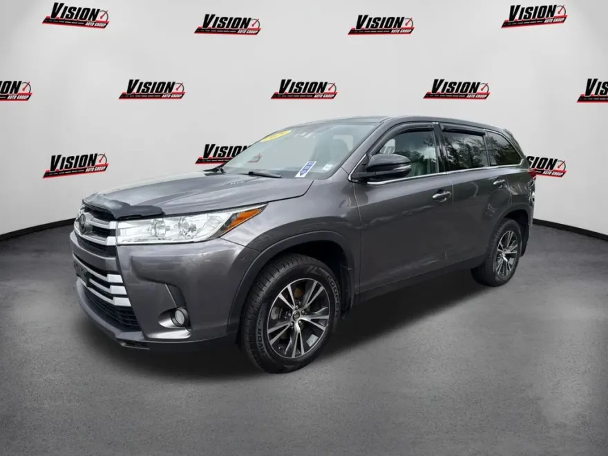 2019 Toyota Highlander LE Plus photo 1