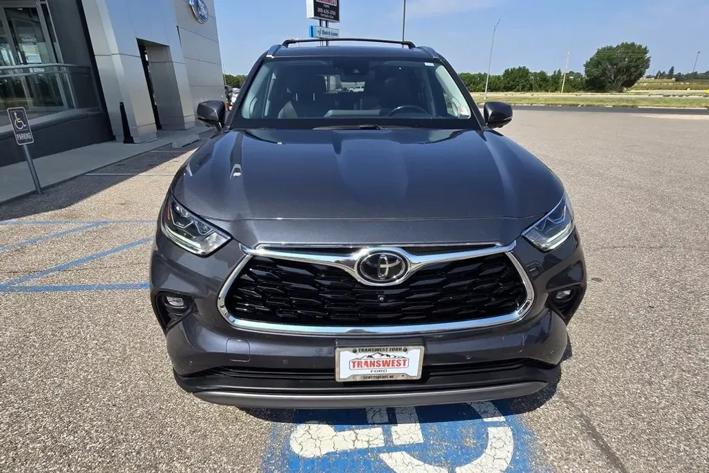 2023 Toyota Highlander Platinum photo 1