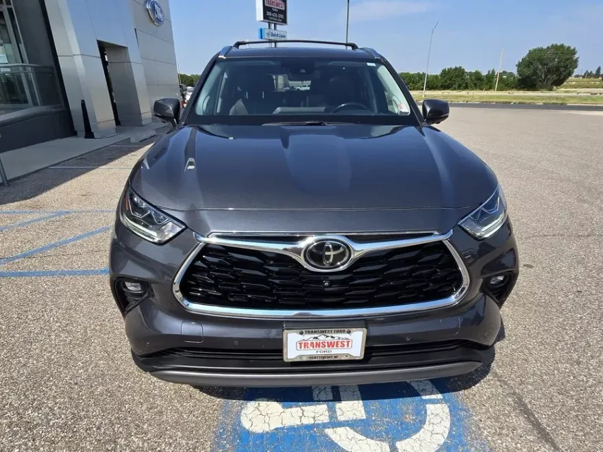 2023 Toyota Highlander Platinum photo 1