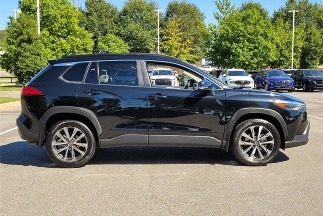 2023 Toyota Corolla Cross XLE photo 1