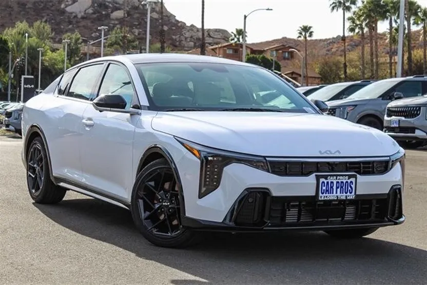 2025 Kia K4 GT-Line Turbo photo 1