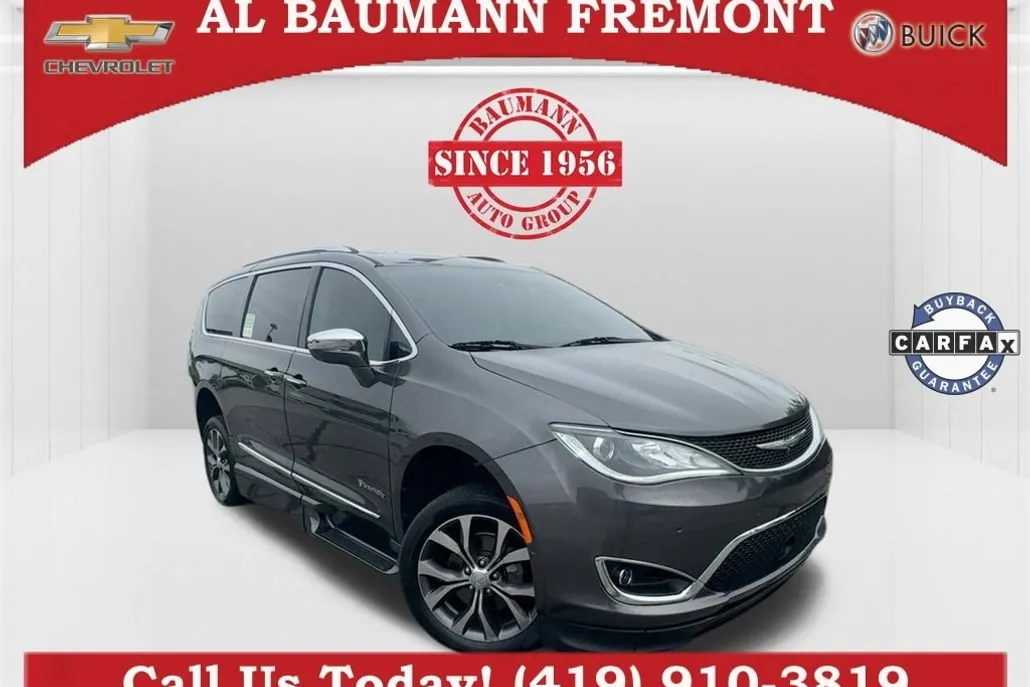 2017 Chrysler Pacifica Limited photo 1