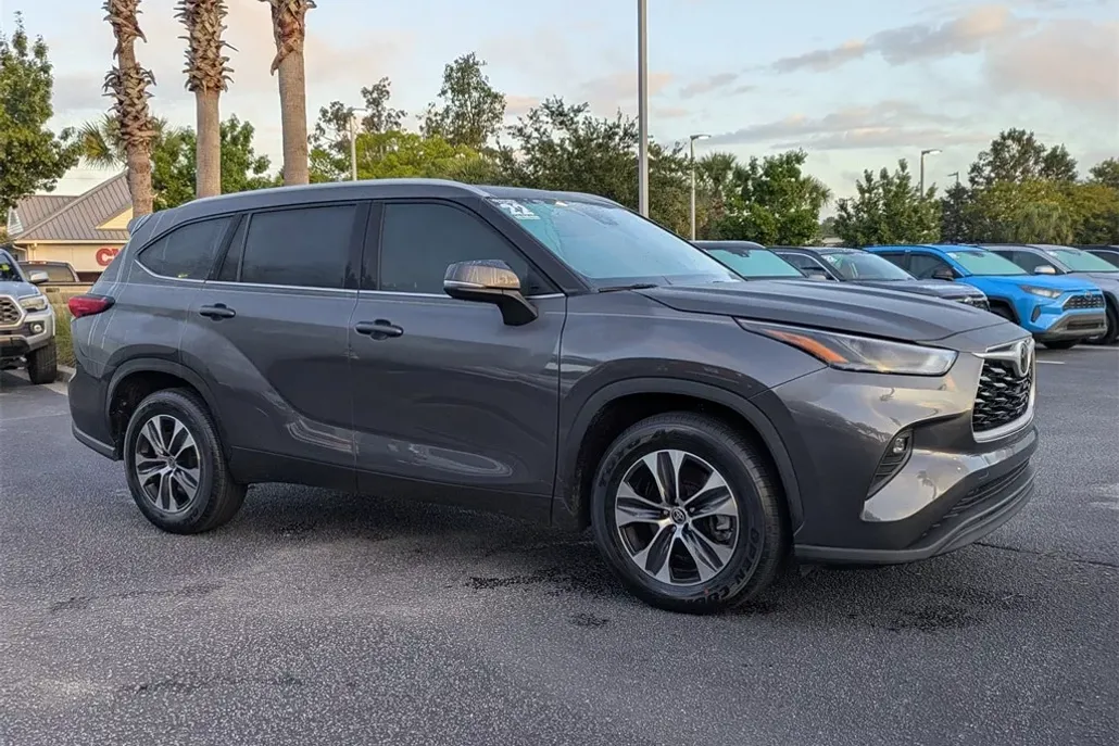 2022 Toyota Highlander XLE photo 1
