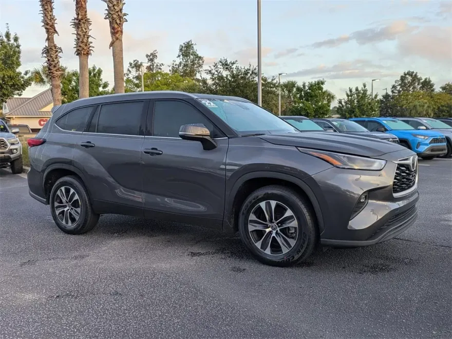 2022 Toyota Highlander XLE photo 1