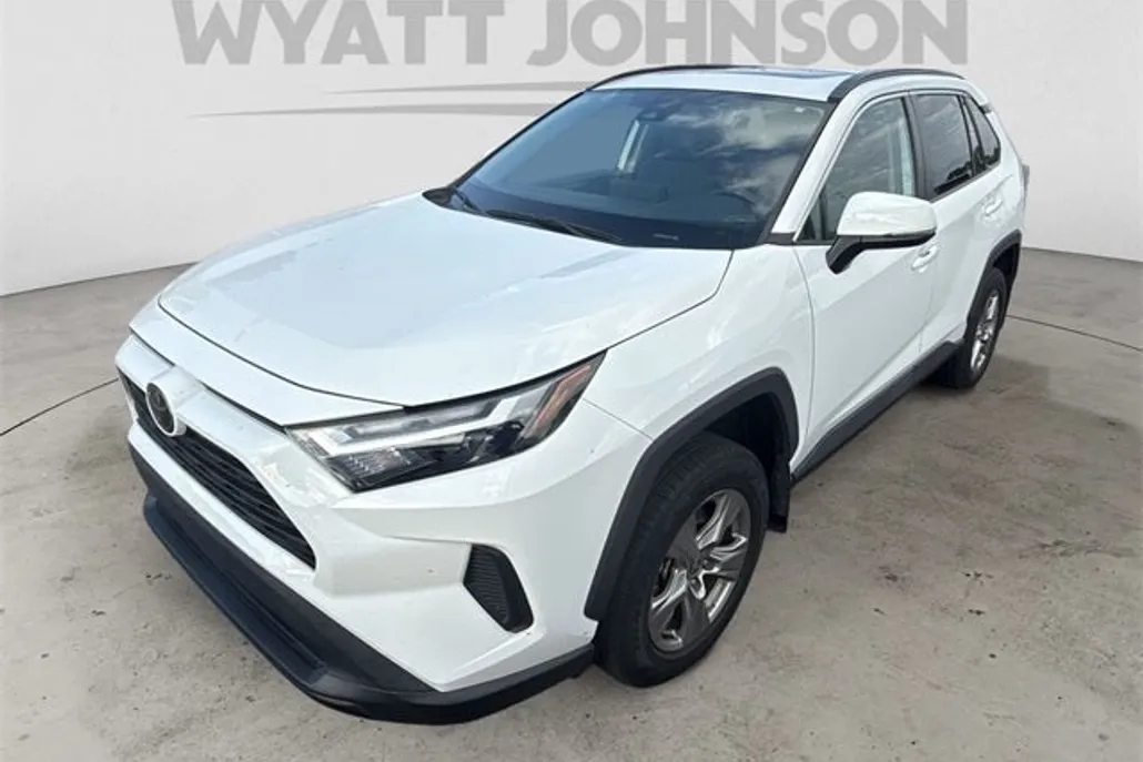 2022 Toyota RAV4 XLE photo 1
