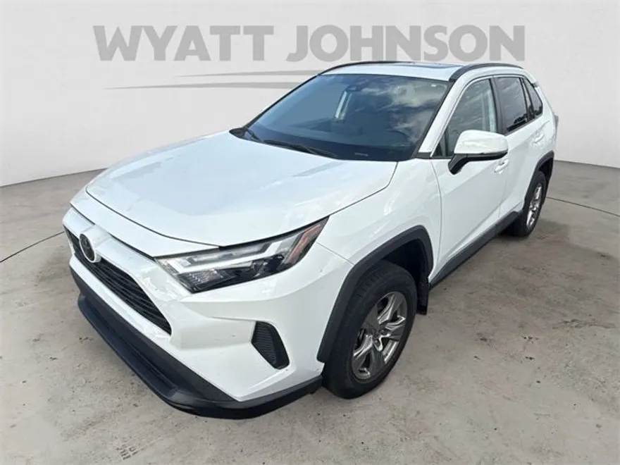 2022 Toyota RAV4 XLE photo 1