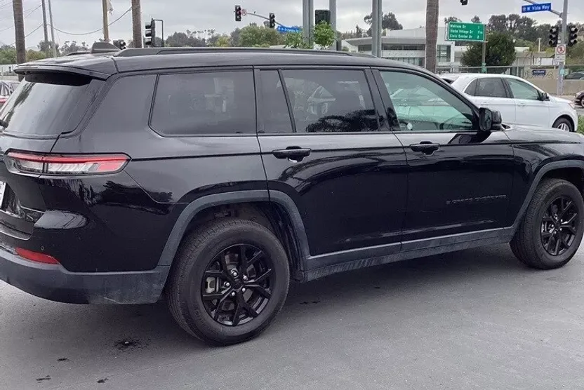 2024 Jeep Grand Cherokee Laredo photo 1
