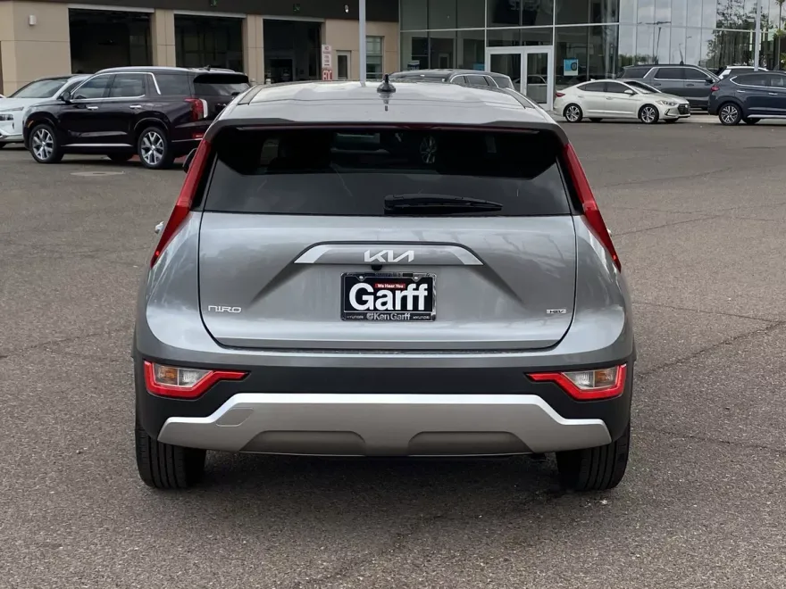 2023 Kia Niro LX photo 1