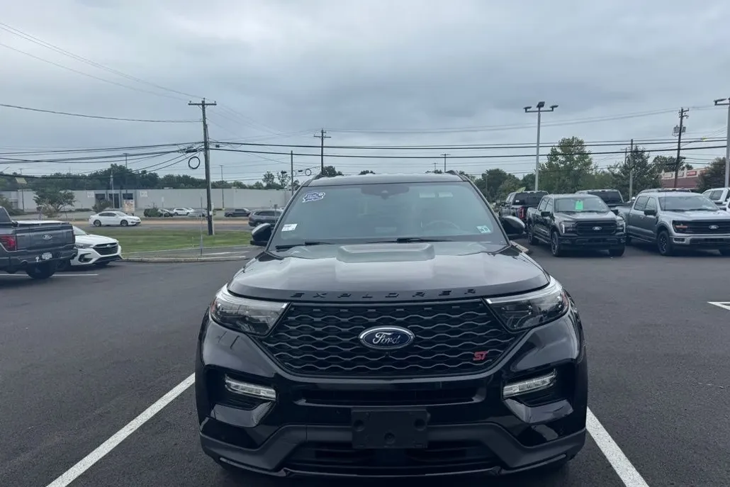 2022 Ford Explorer ST photo 1