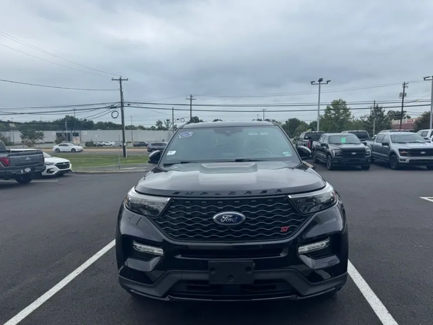 2022 Ford Explorer ST photo 1