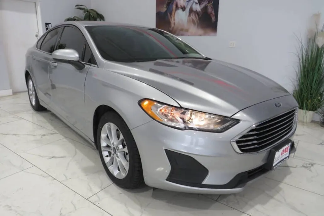 2020 Ford Fusion SE photo 1