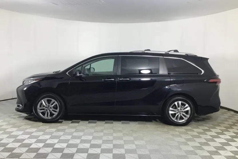 2022 Toyota Sienna Limited photo 1