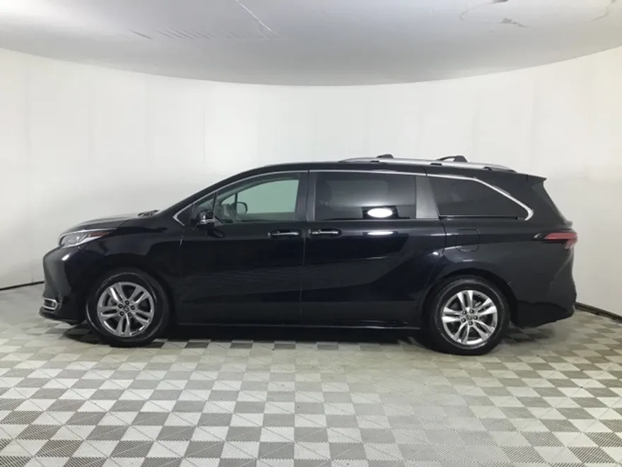 2022 Toyota Sienna Limited photo 1
