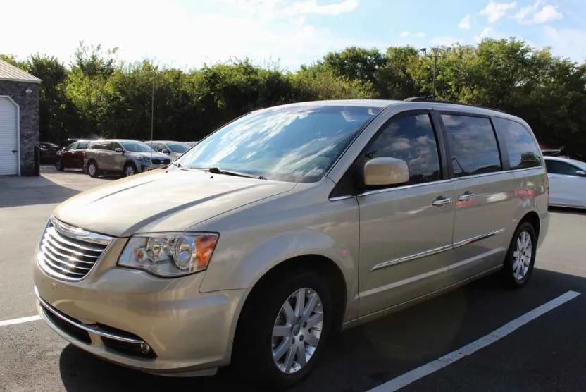 2012 Chrysler Town & Country photo 1