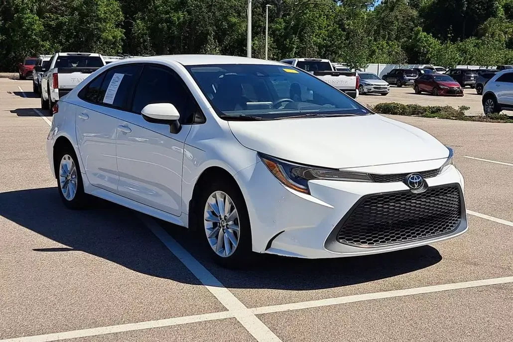 2022 Toyota Corolla LE photo 1
