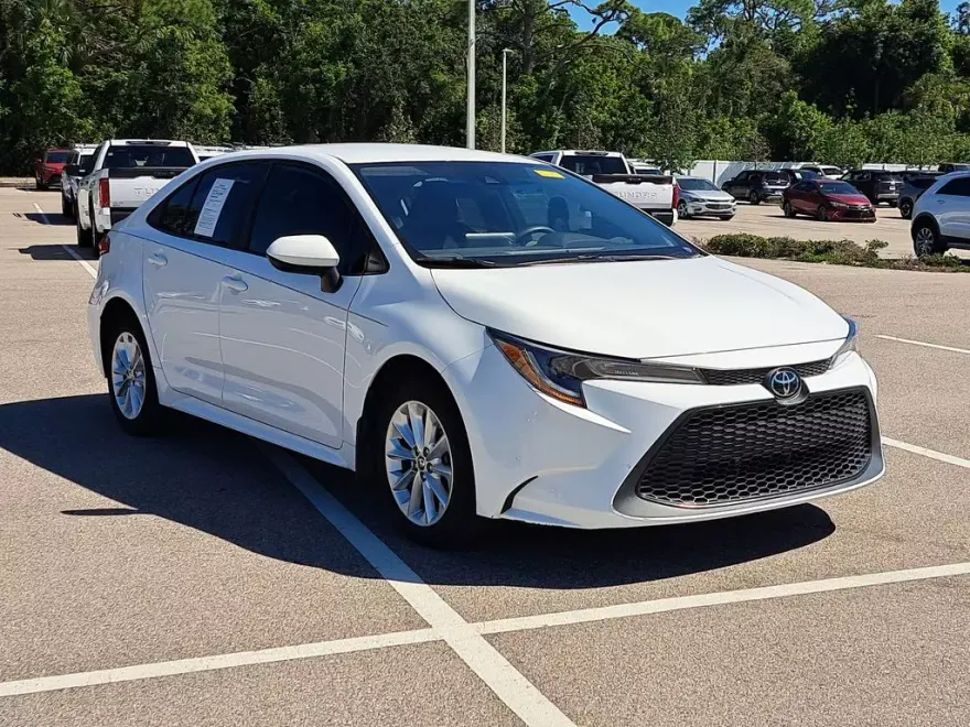 2022 Toyota Corolla LE photo 1