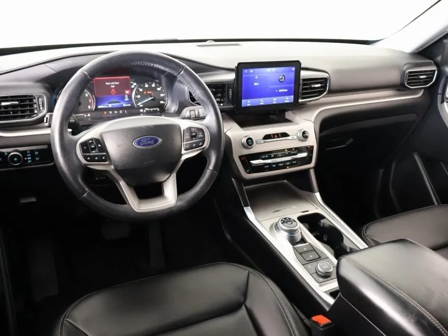 2024 Ford Explorer XLT photo 1