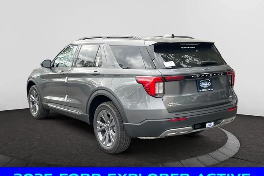 2025 Ford Explorer photo 1