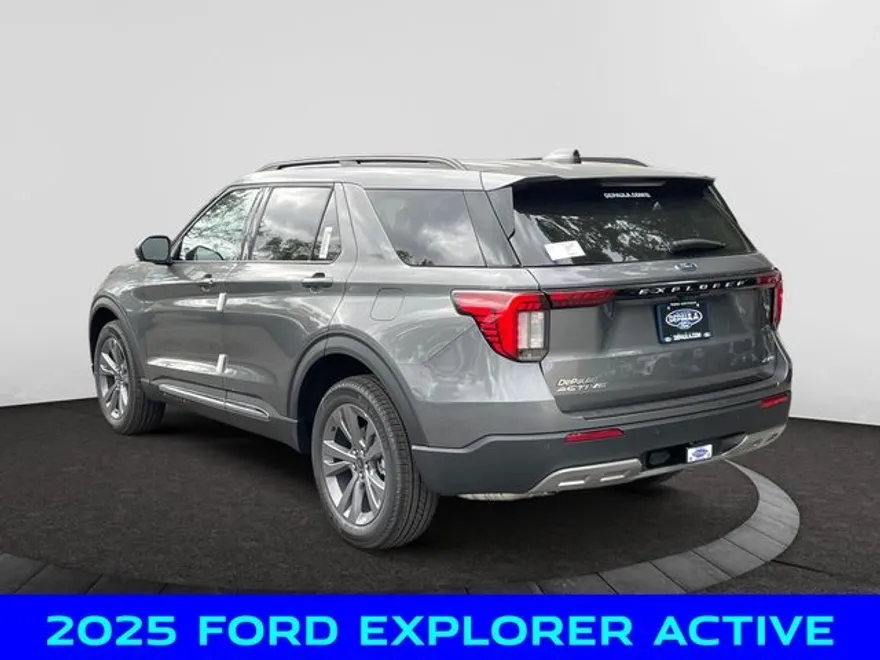2025 Ford Explorer photo 1
