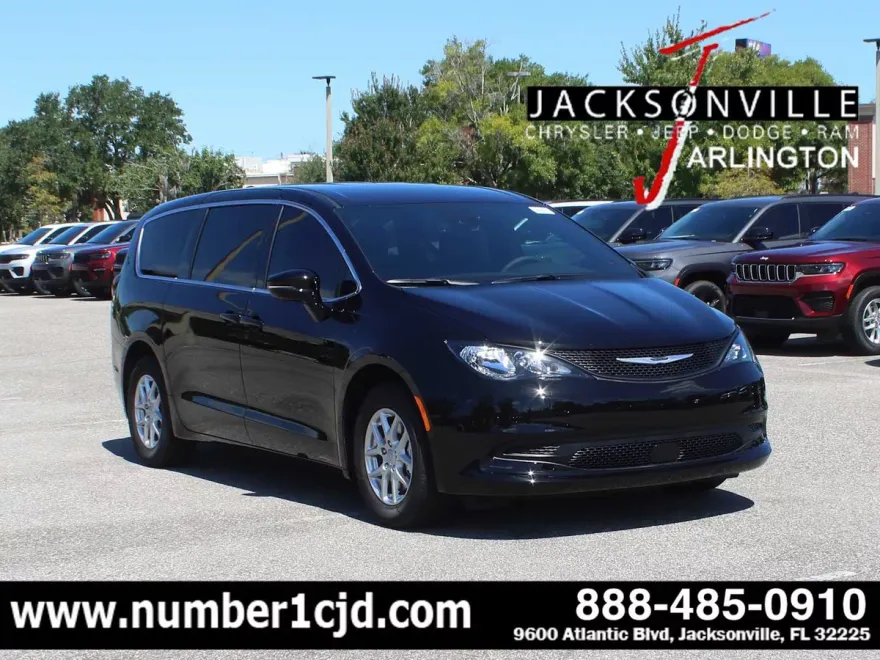 2025 Chrysler Voyager LX photo 1