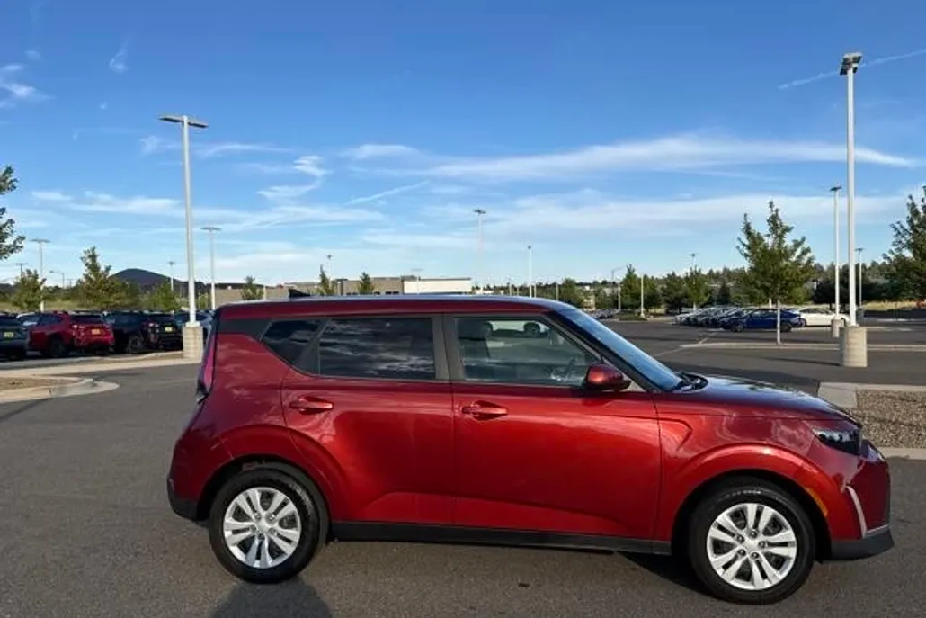 2023 Kia Soul LX photo 1