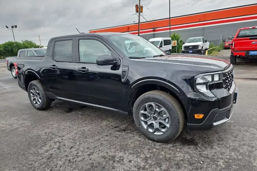 2025 Ford Maverick XLT photo 1