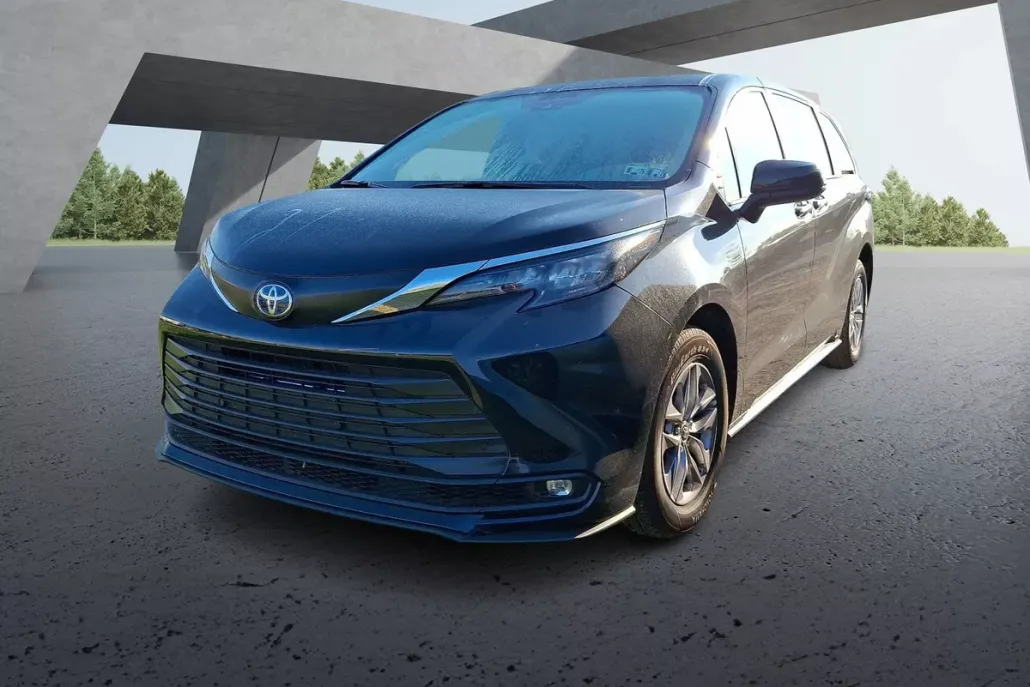 2025 Toyota Sienna XLE photo 1