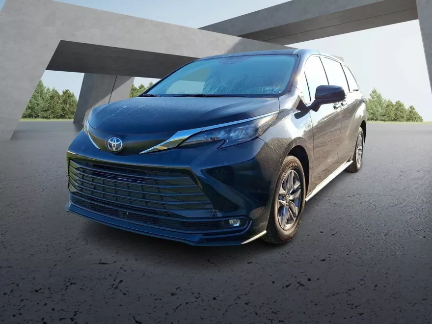 2025 Toyota Sienna XLE photo 1