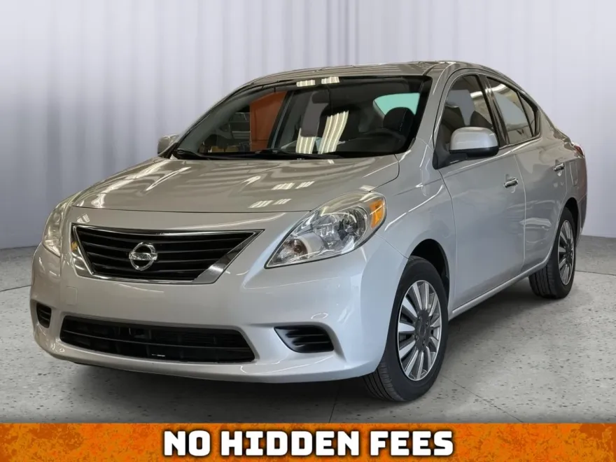 2014 Nissan Versa SV photo 1