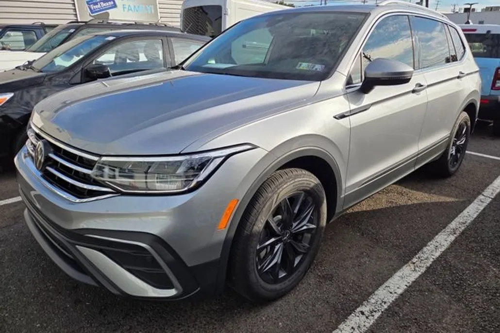 2024 Volkswagen Tiguan SE photo 1