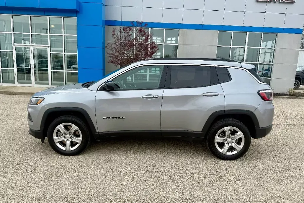 2024 Jeep Compass Latitude photo 1