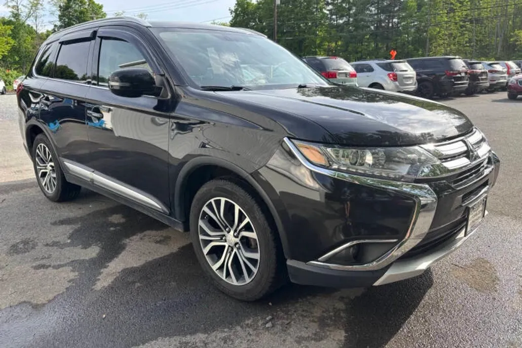 2017 Mitsubishi Outlander SEL photo 1