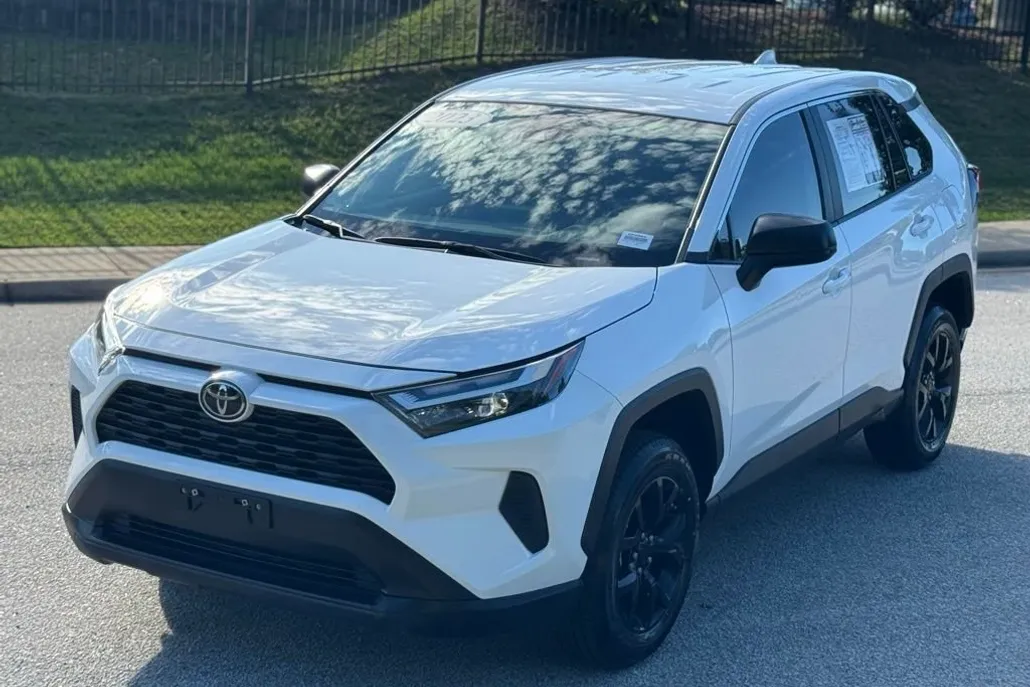 2023 Toyota RAV4 LE photo 1