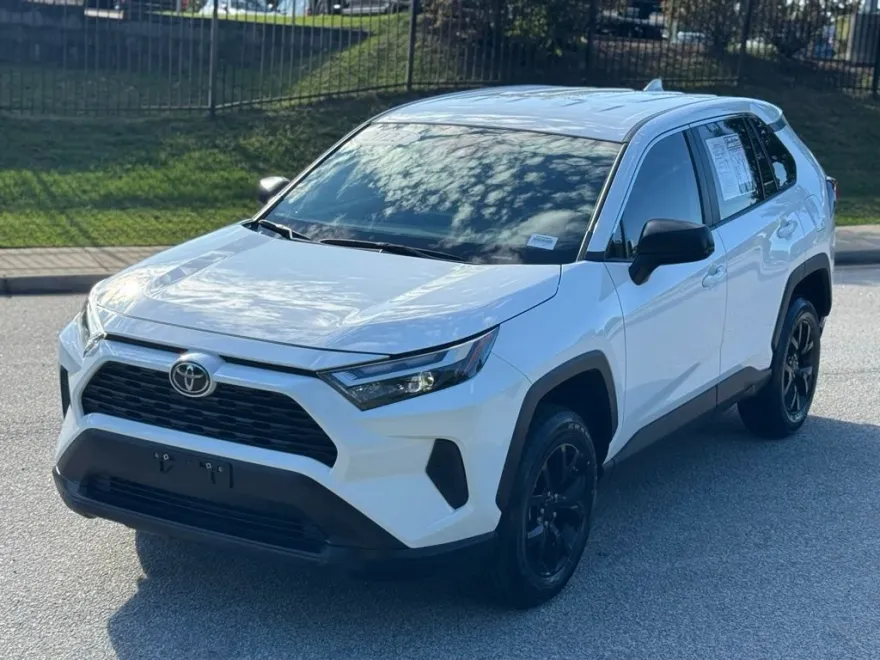 2023 Toyota RAV4 LE photo 1