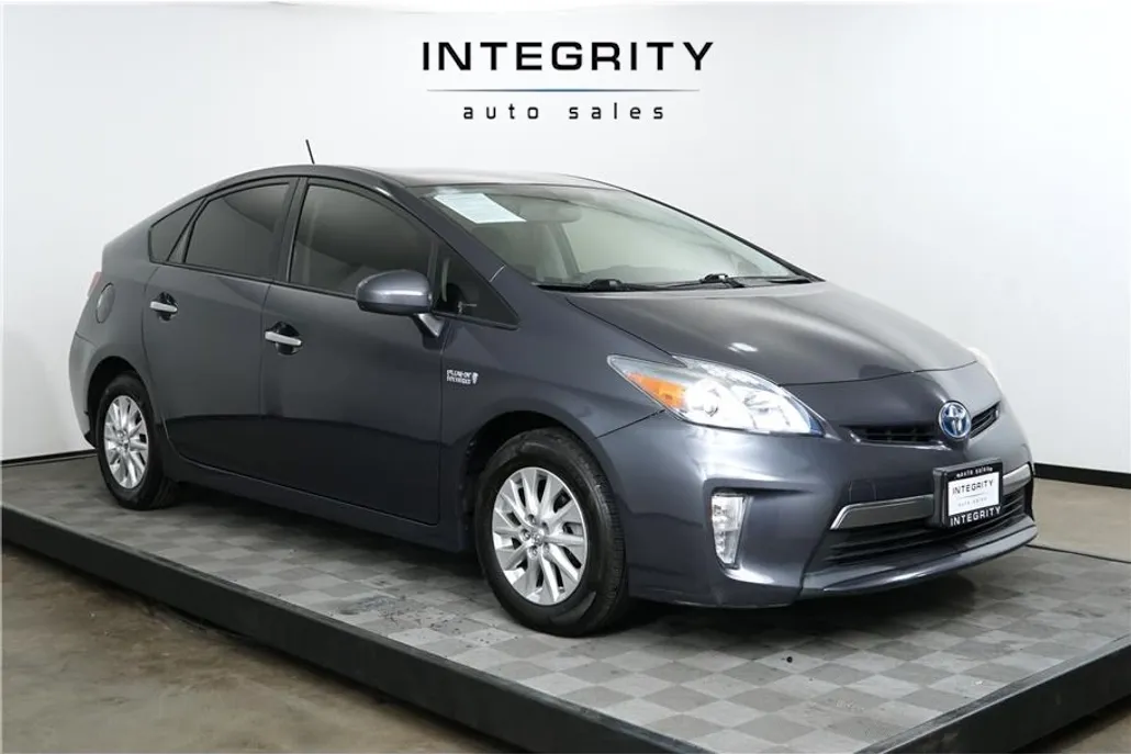 2014 Toyota Prius Plug-in Advanced photo 1