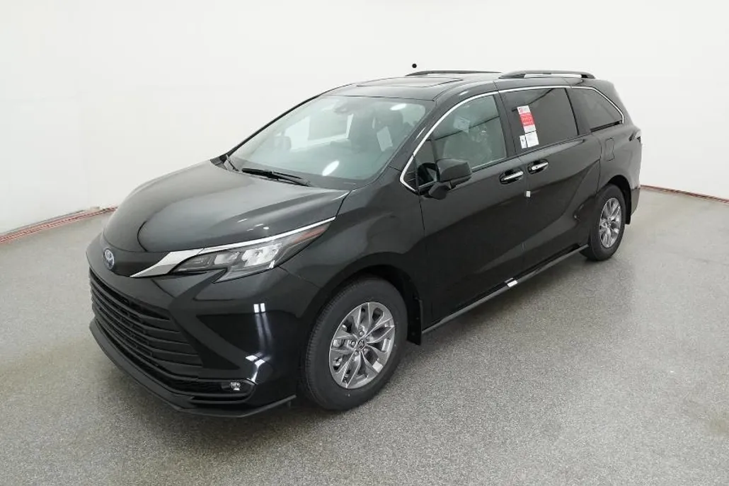 2025 Toyota Sienna XLE photo 1
