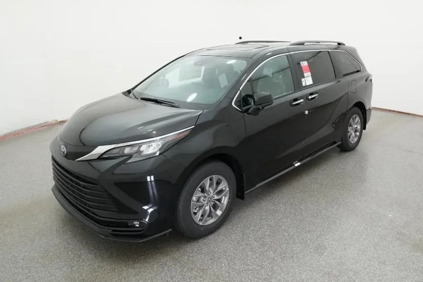 2025 Toyota Sienna XLE photo 1