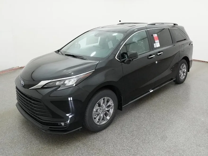 2025 Toyota Sienna XLE photo 1