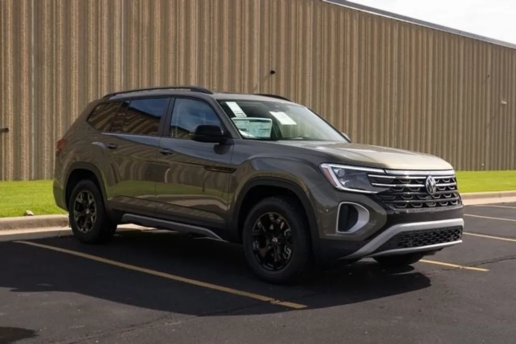 2025 Volkswagen Atlas Peak Edition SE photo 1