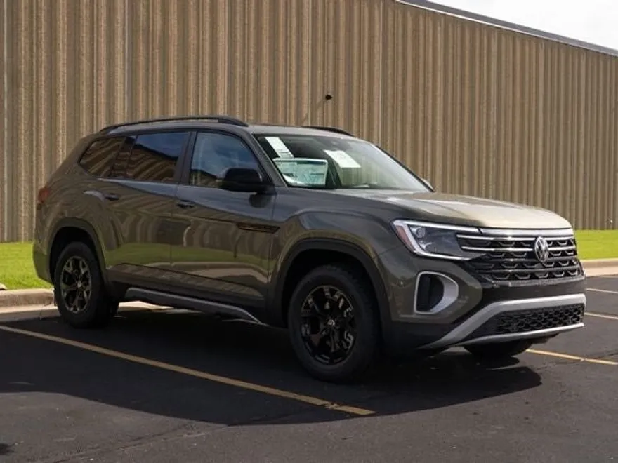 2025 Volkswagen Atlas Peak Edition SE photo 1