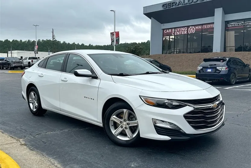 2023 Chevrolet Malibu 1LT photo 1