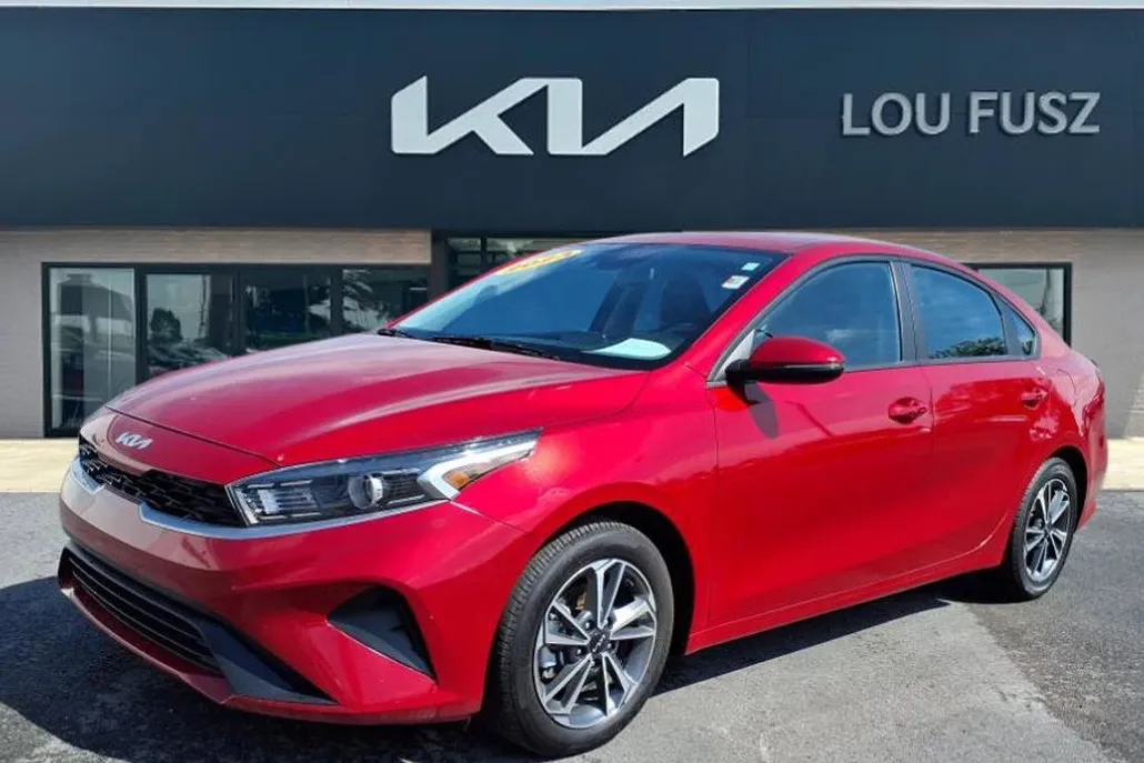2023 Kia Forte LXS photo 1
